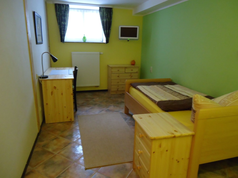 Basic Single Room, Shared Bathroom photo 1
