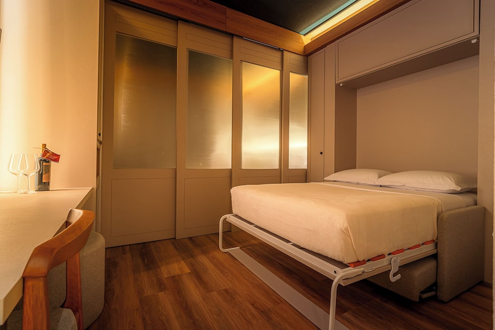 Available room thumbnail 6