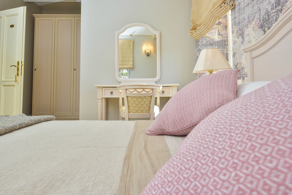 Double Room, 1 Queen Bed, Mountain View photo 3
