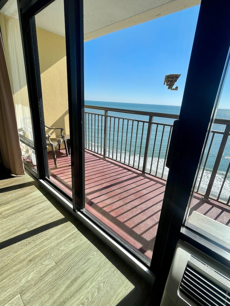 Stunning Oceanfront View! Heart Of The Golden Mile, Photo 4