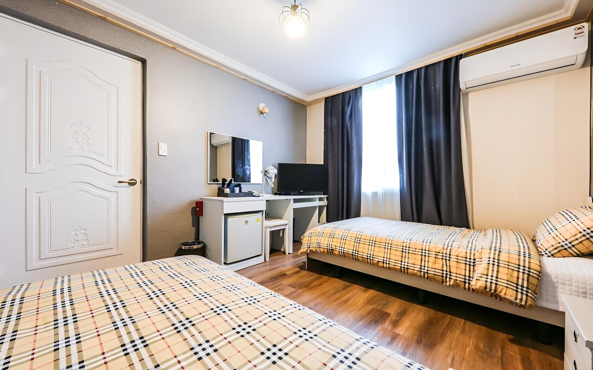 Room (Twin) photo 2