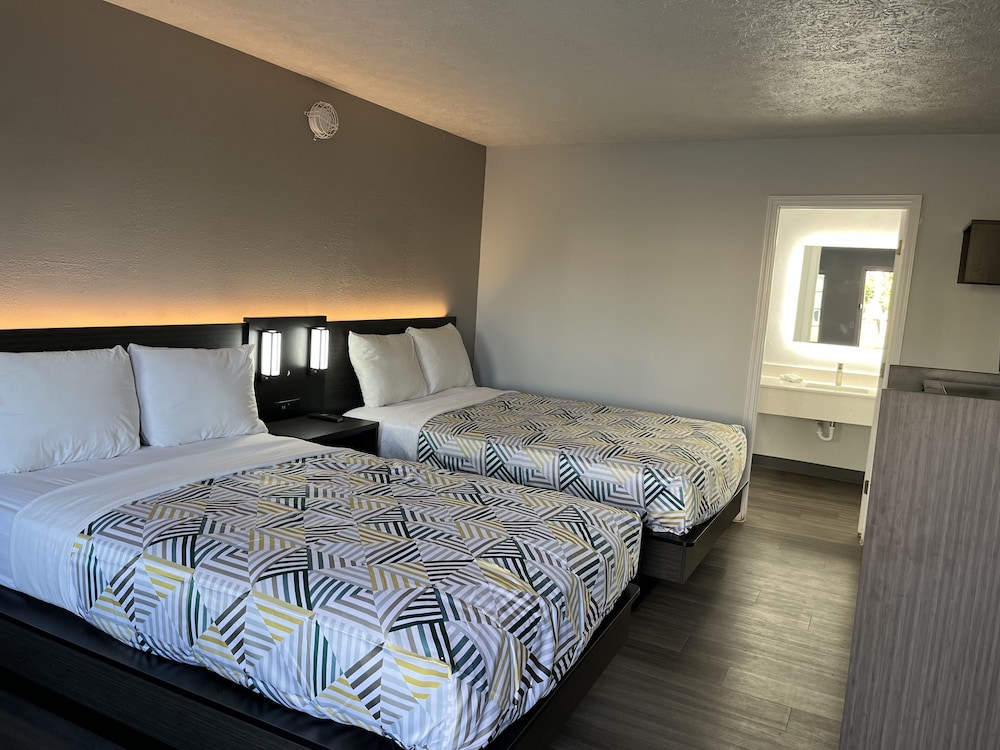 Deluxe Room, 2 Double Beds, Non Smoking, Refrigerator & Microwave - Photo 3