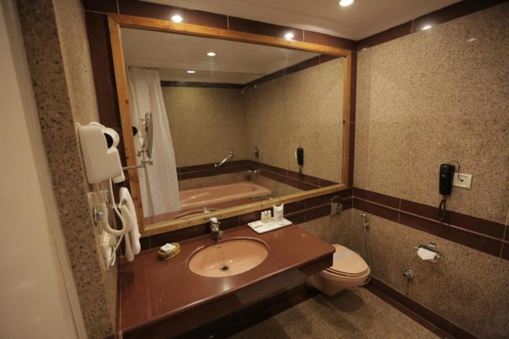 Luxury rooms with Balcony (Limited View) and Bathtub - Photo 11