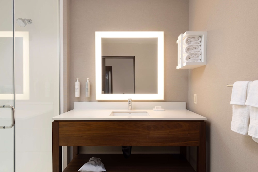 Suite, 1 King Bed, Bathtub - Photo 3