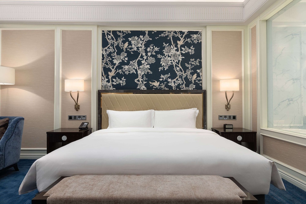 Deluxe Room, 1 King Bed, Mountain View