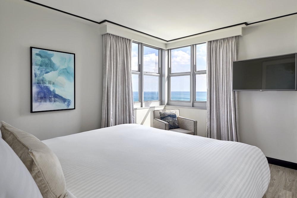 Junior Suite, 1 King Bed, Balcony, Oceanfront - Photo 1