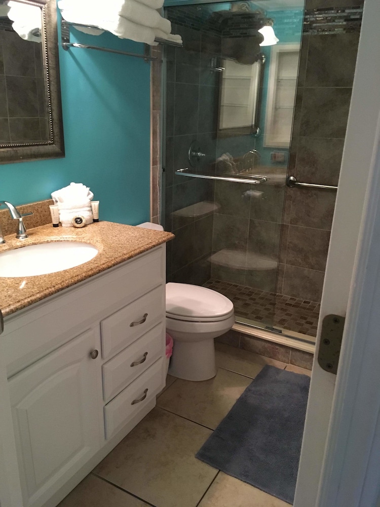 Deluxe Suite, 1 Bedroom, Beach View photo 2
