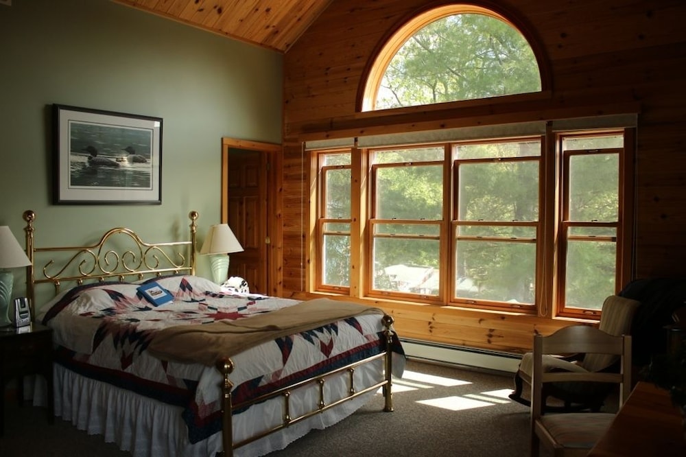 Deluxe Suite, 1 Queen Bed, Fireplace (Falls View/ Woodrush) photo 3