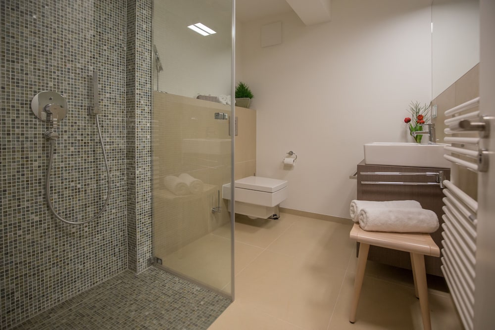 Suite, Patio, Sea Facing photo 2