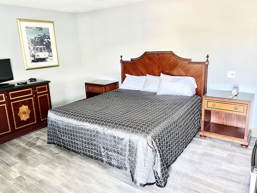 Standard Room, 1 Queen Bed, Smoking photo 2