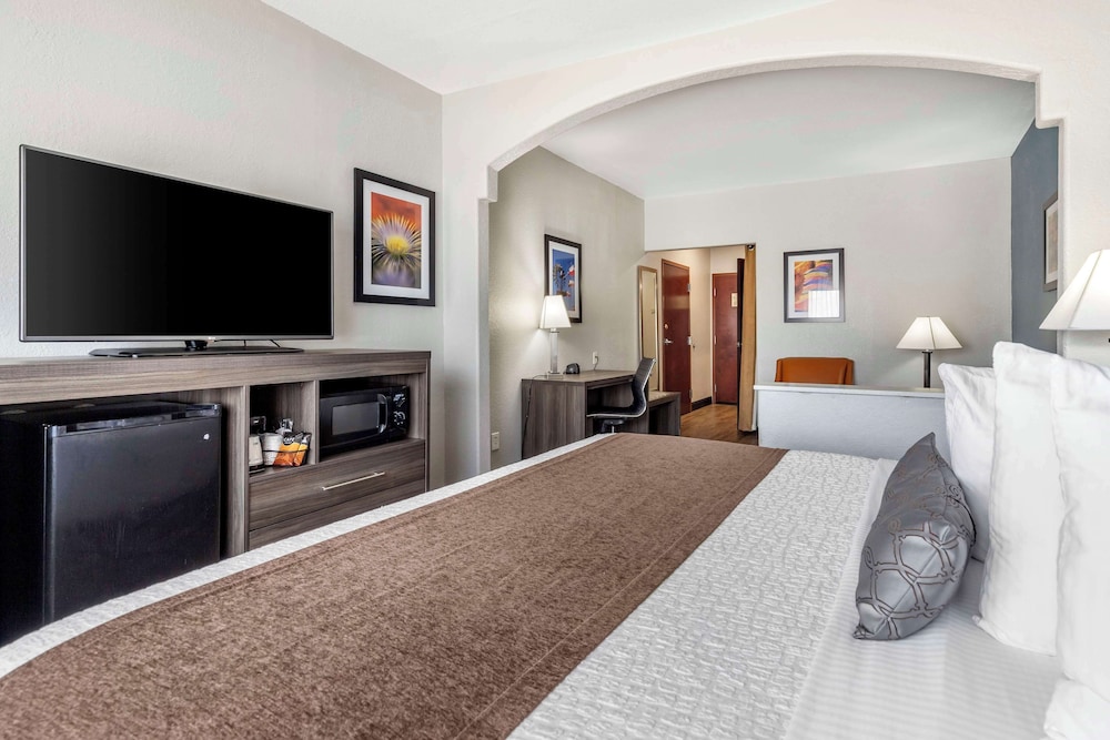Suite, 1 King Bed, Accessible, Refrigerator & Microwave photo 2