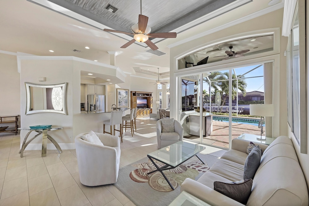 House, Multiple Beds (Pet-friendly waterfront home with hea)
