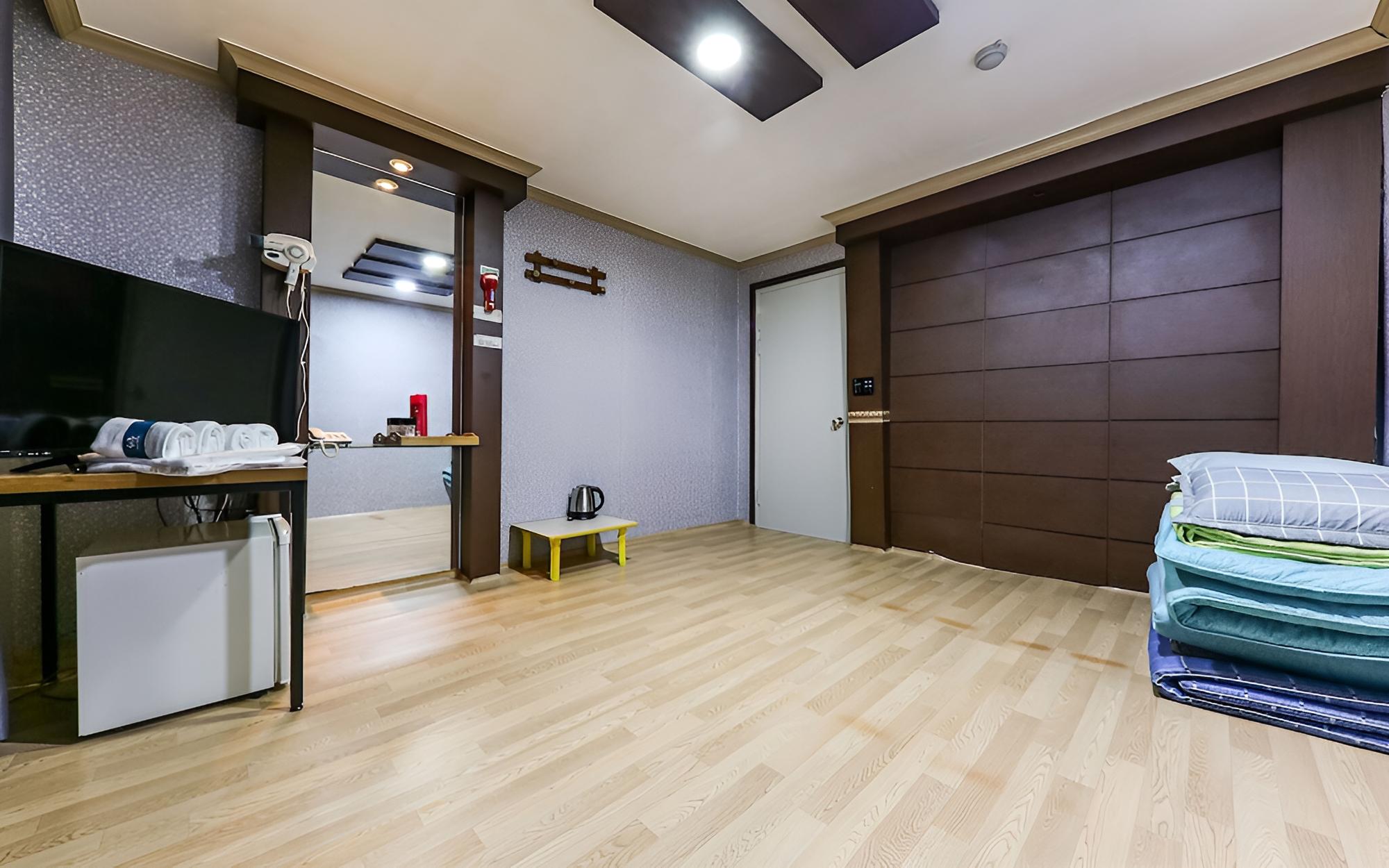 Room (Ondol) photo 3
