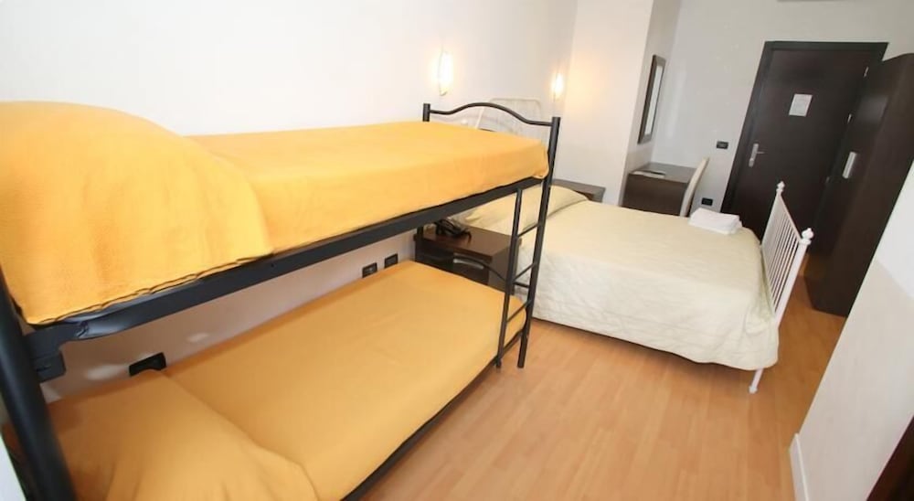 Quadruple Room - Photo 7
