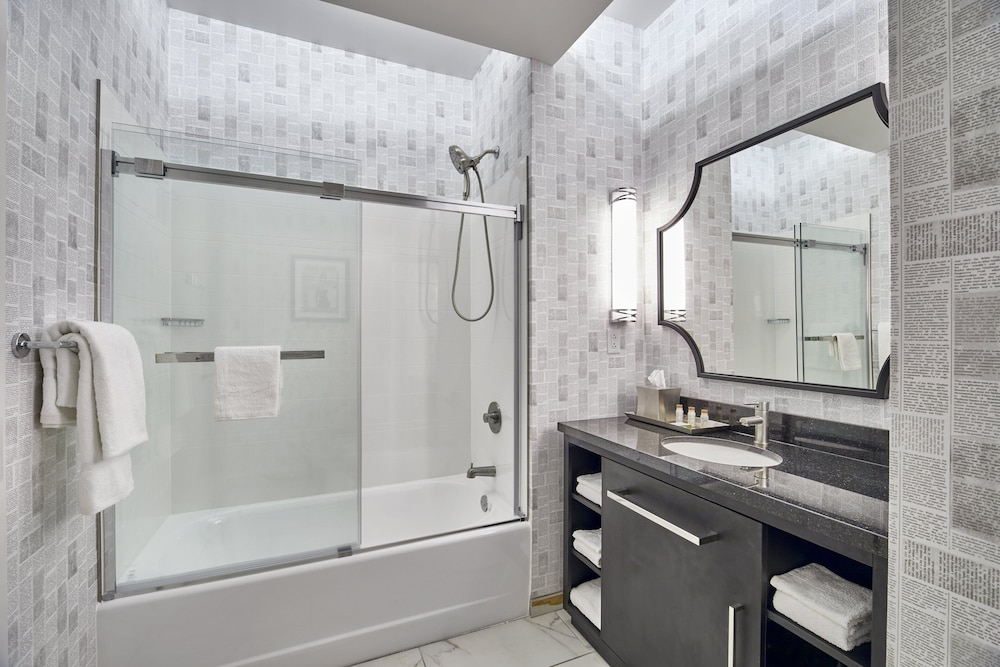 Suite, 1 King Bed, Accessible Bathtub (Mobility) - Photo 4