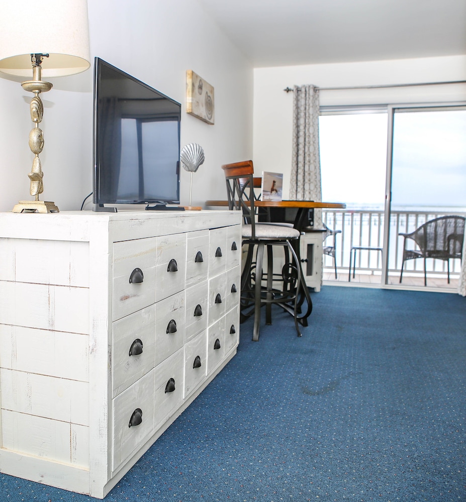 Standard Room, 1 King Bed, Sea View photo 2