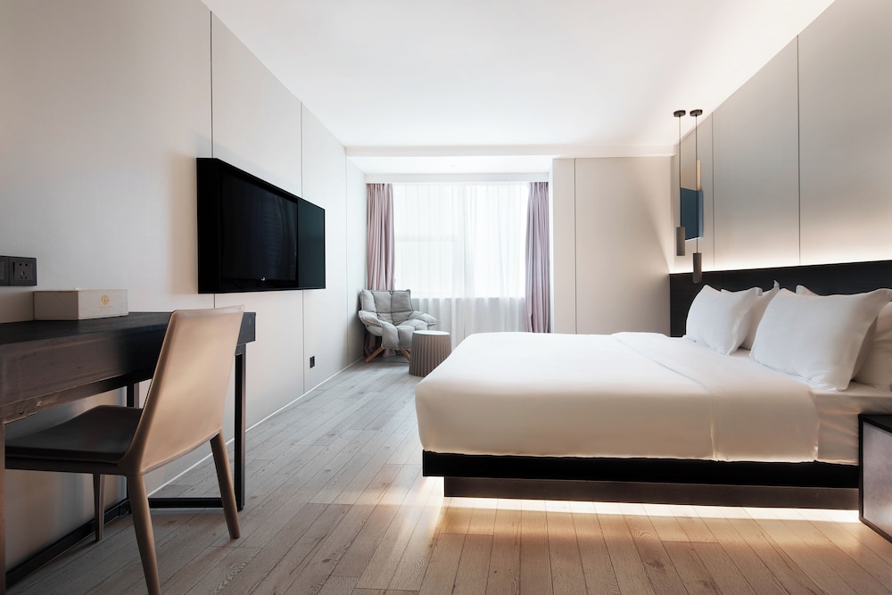 Elite Room, 1 King Bed, City View photo 2