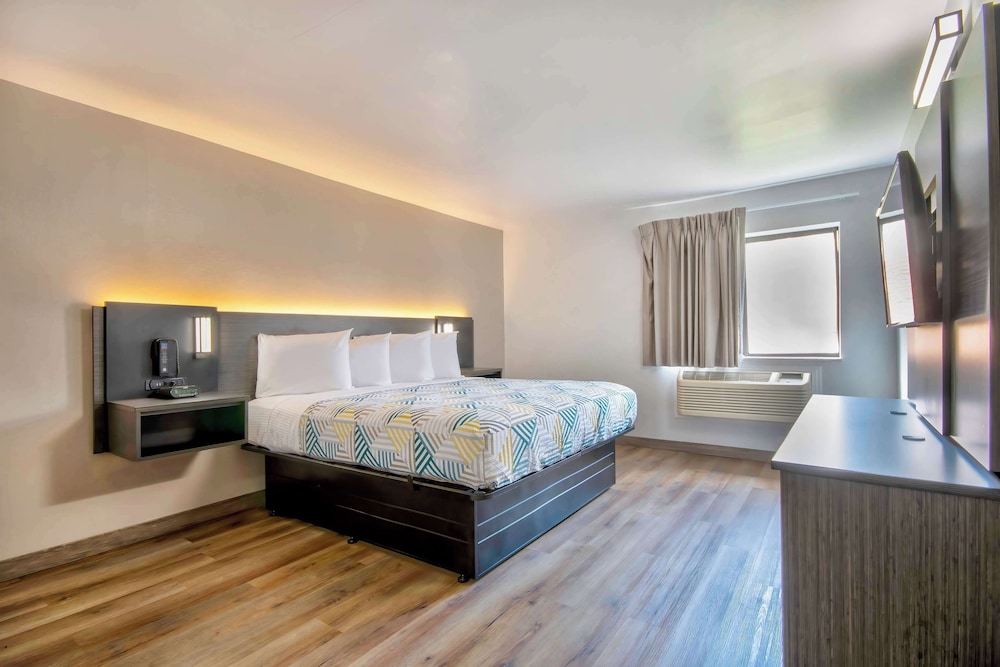 Standard Room, 1 King Bed, Non Smoking - Photo 6