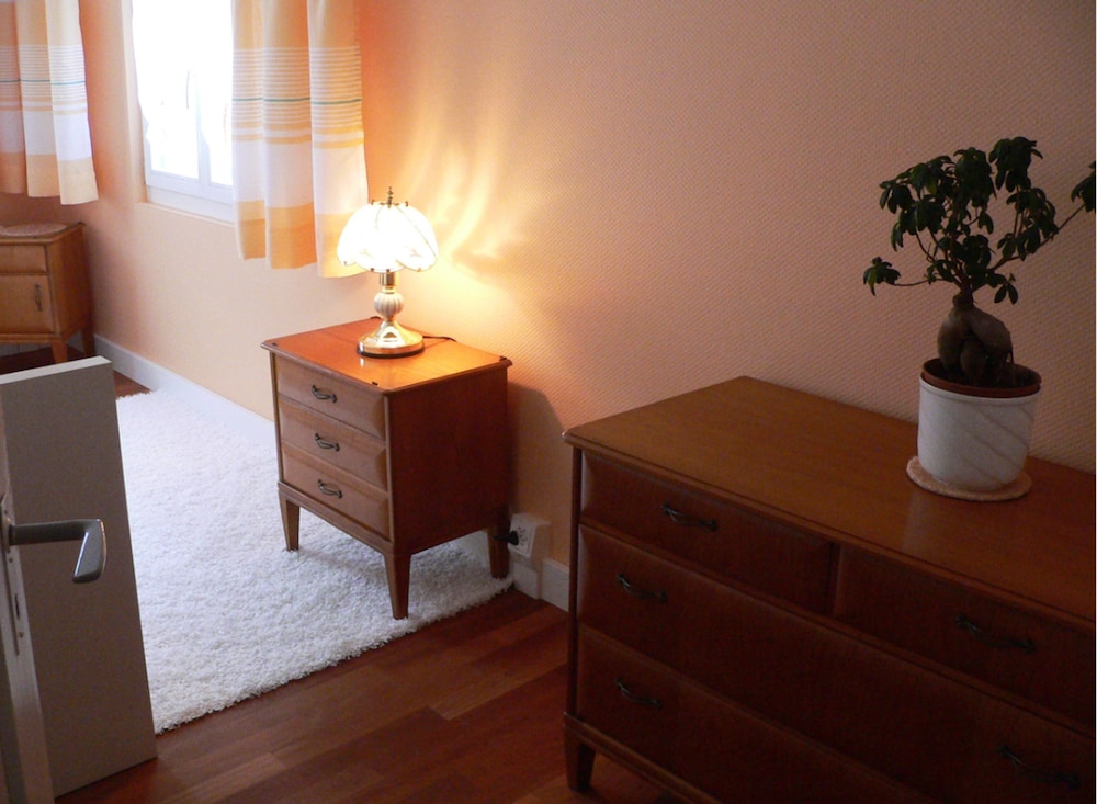 Traditional Single Room, Shared Bathroom photo 2