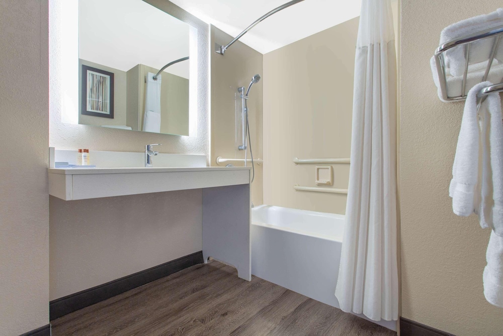 Room, 1 King Bed, Accessible (Mobility & Hearing, Roll-in Shower) - Photo 1