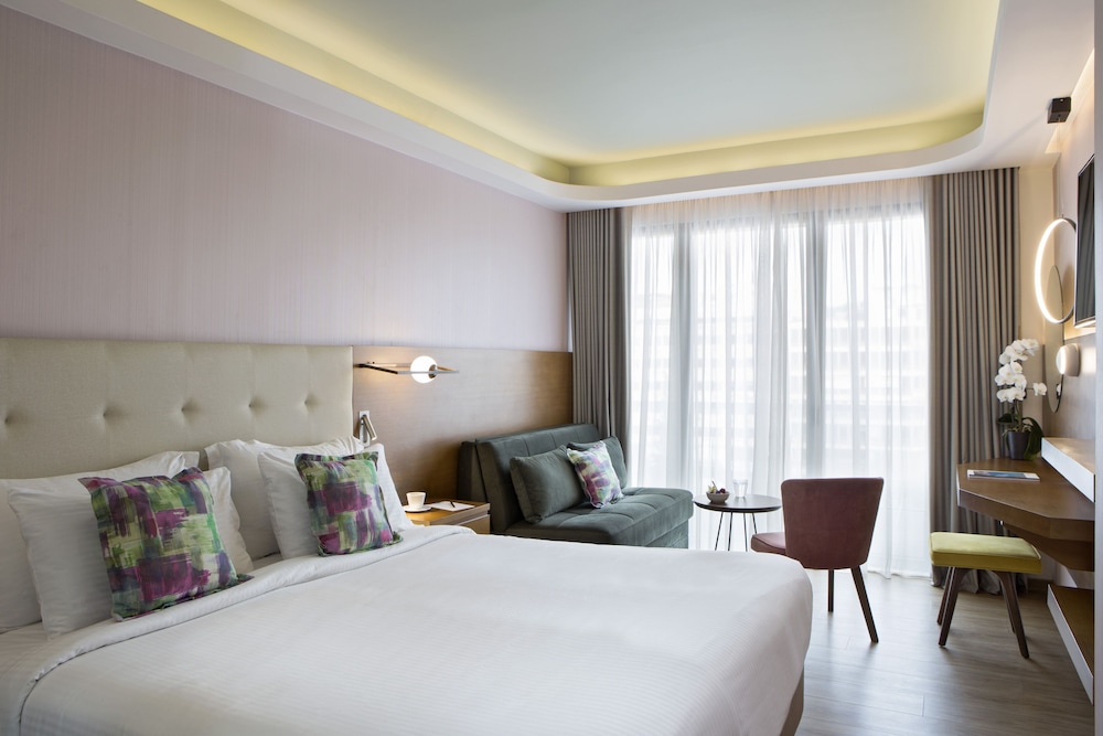 Executive Room, 1 King Bed, City View
