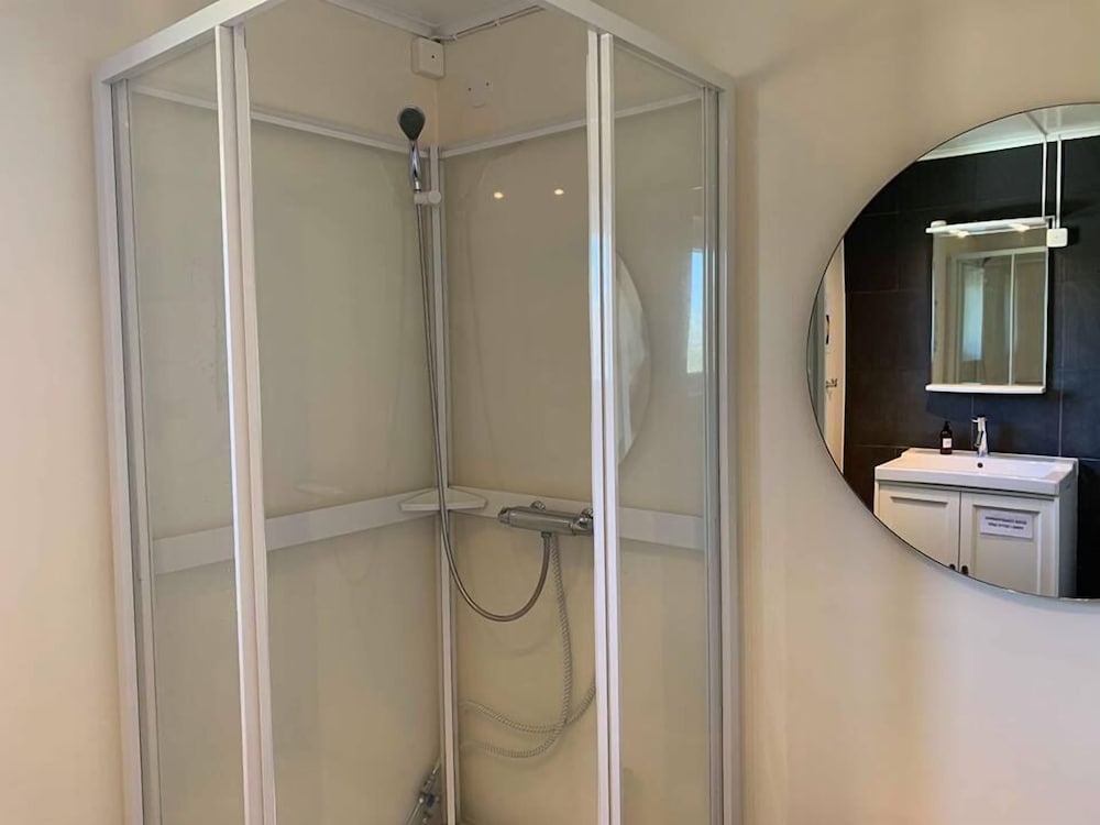 Basic Double Room, 1 Double Bed, Shared Bathroom photo 3