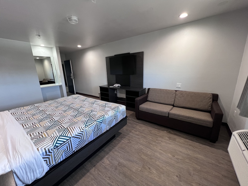Deluxe Room, 1 King Bed, Non Smoking, Refrigerator & Microwave - Photo 3