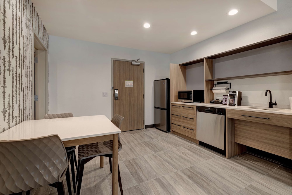 Suite, 1 King Bed, Accessible (Roll-In Shower) - Photo 11