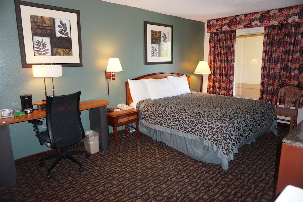 Standard Room, 1 King Bed - Photo 3