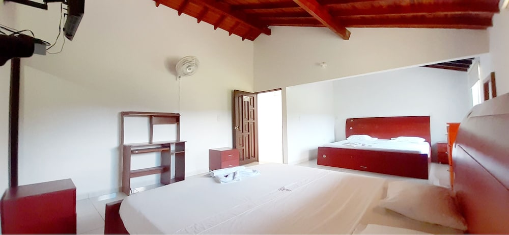 Grand Room, Multiple Beds photo 1