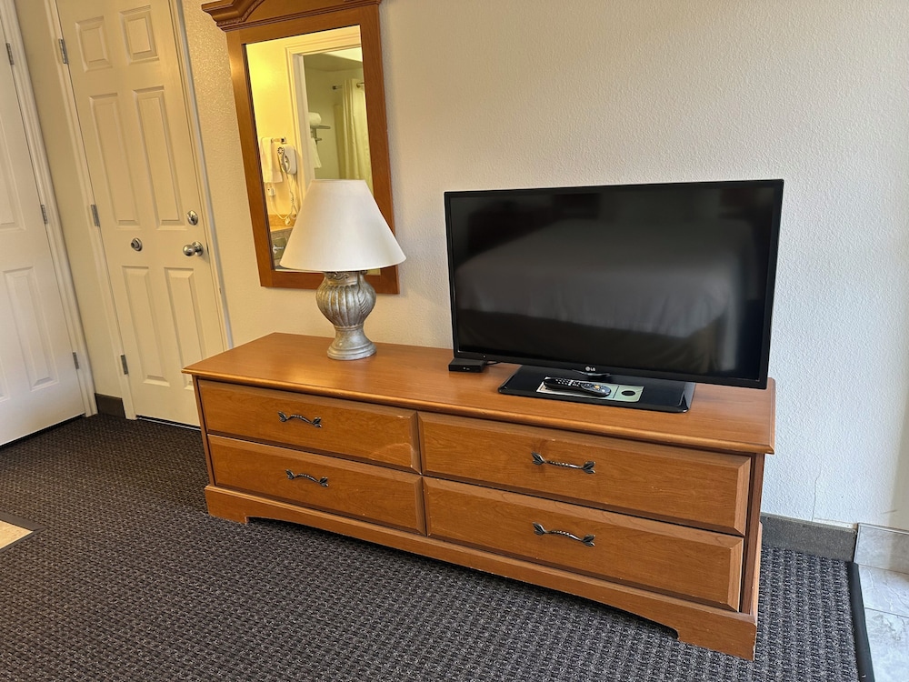 Business Room, 1 Queen Bed photo 2