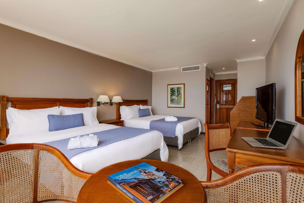 Premium Room, 2 Queen Beds, Non Smoking (City or Garden View) - Photo 4