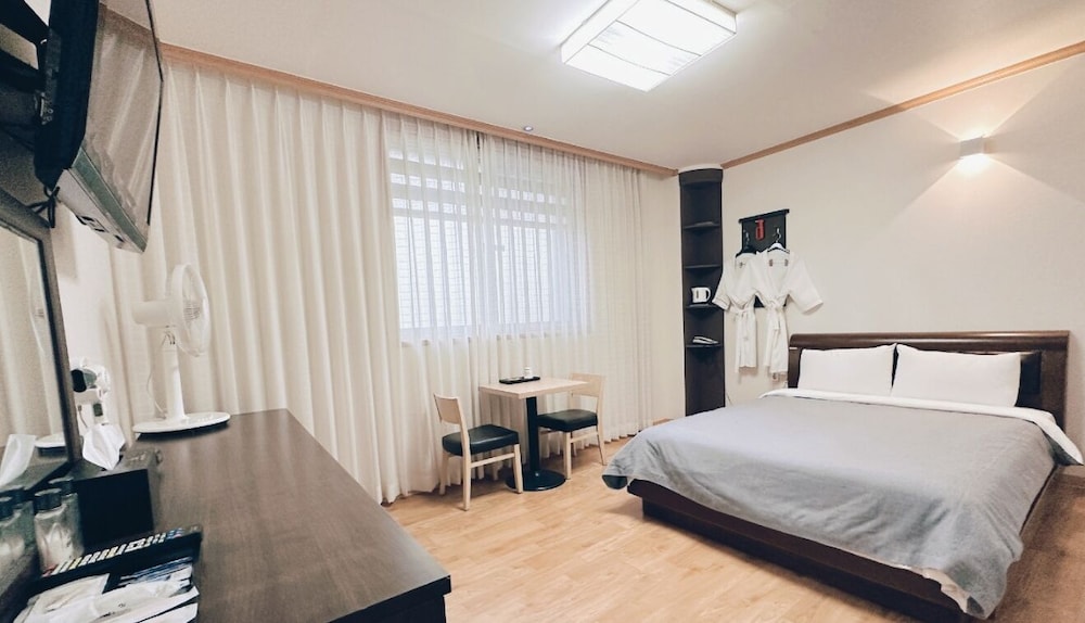 Standard Double Room, Non Smoking, Mountain View photo 2