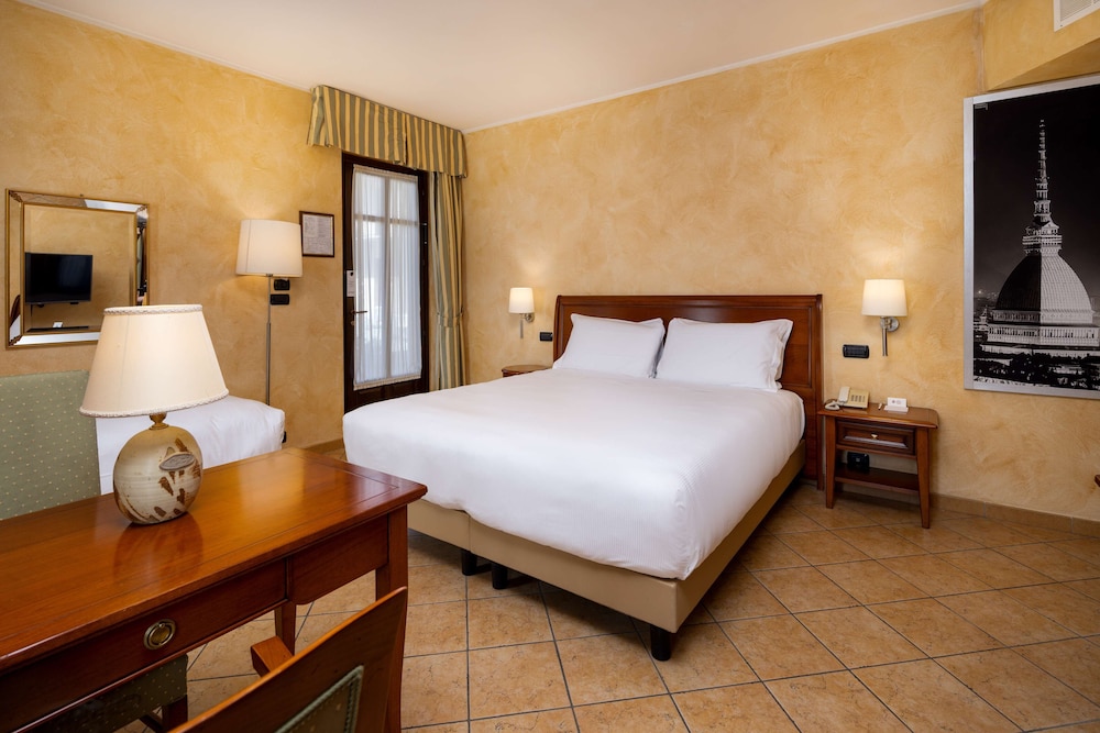 Standard Room, Multiple Beds - Photo 1