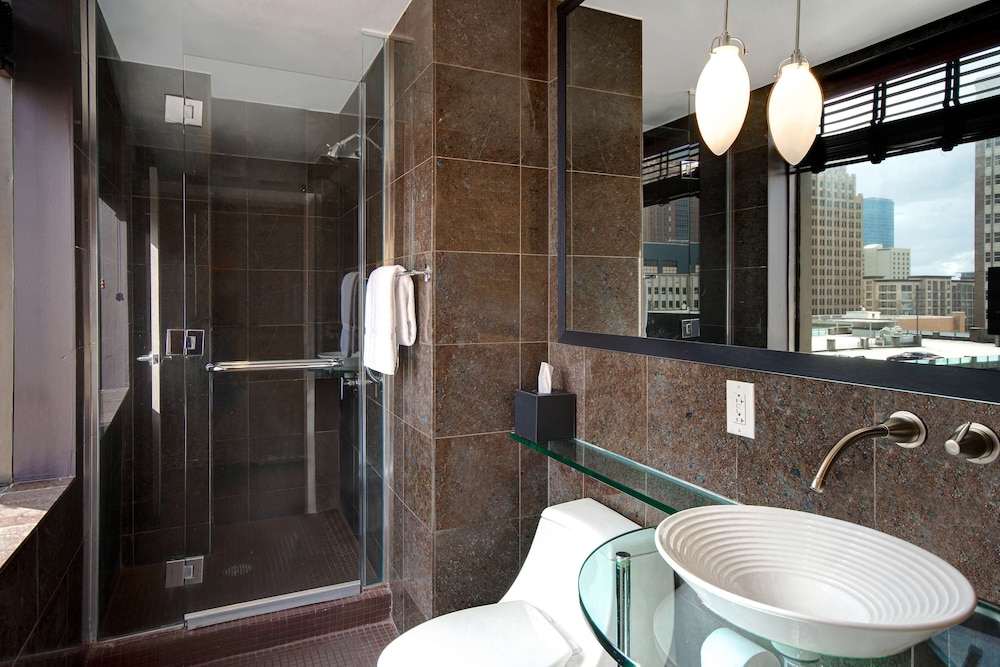Junior Suite, 1 King Bed, Non Smoking (2 Bathrooms) - Photo 9