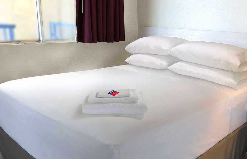 Room, 1 Queen Bed, Smoking - Photo 1