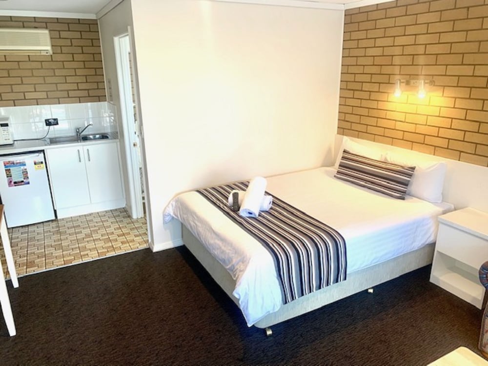 Standard Room (1x Queen Bed) photo 3