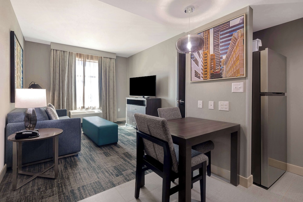 Suite, 1 Bedroom - Photo 1