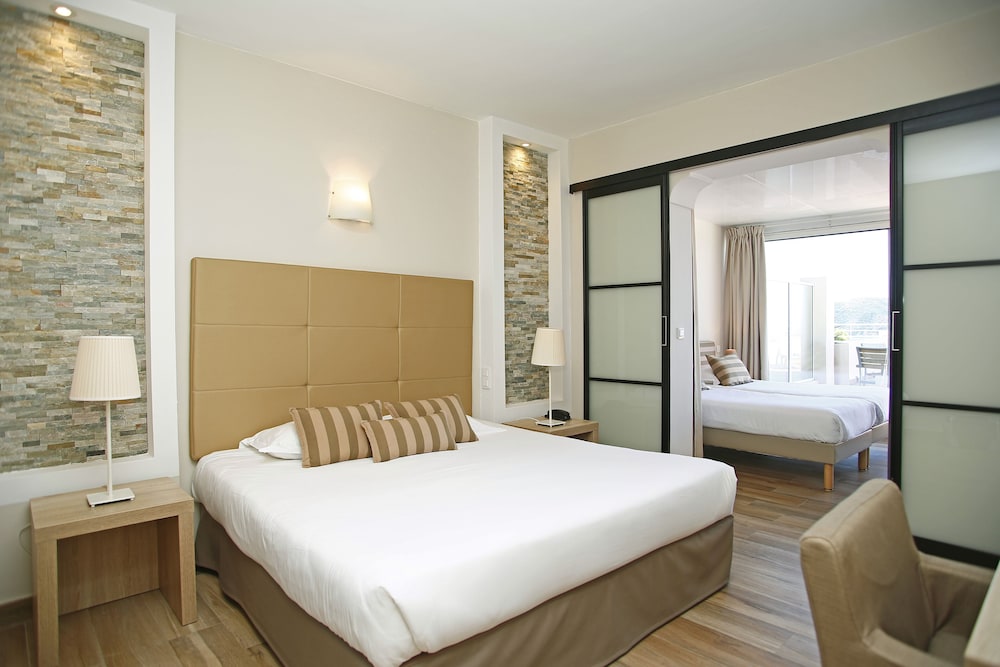 Panoramic Quadruple Room, Balcony, Sea View (Privilège / Balcony) - Photo 5
