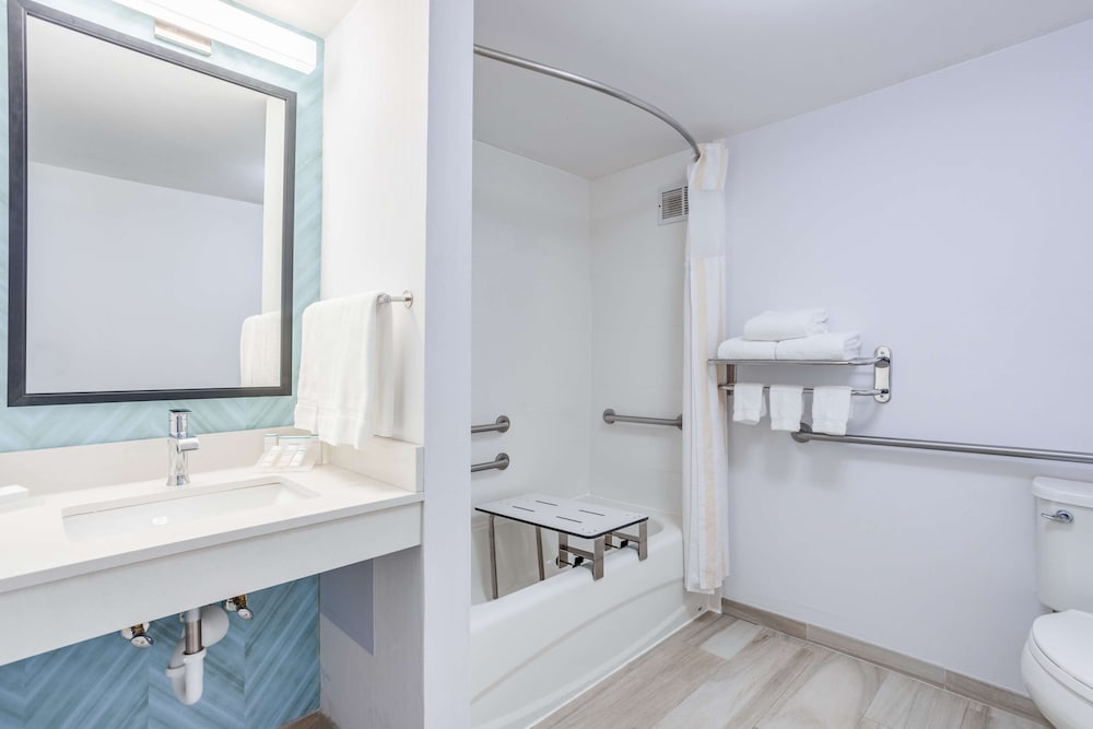 Deluxe Room, 1 King Bed, Accessible, Bathtub (Mobility & Hearing) - Photo 2