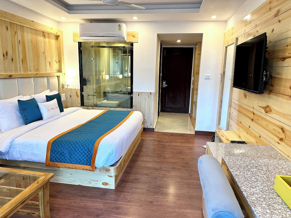 Luxe Room with Balcony - Photo 11