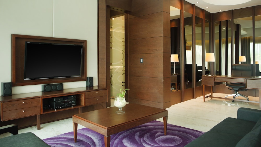 Royal Suite, 1 King Bed - Photo 9