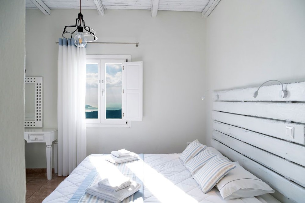 Superior Double Room (Caldera VIew)