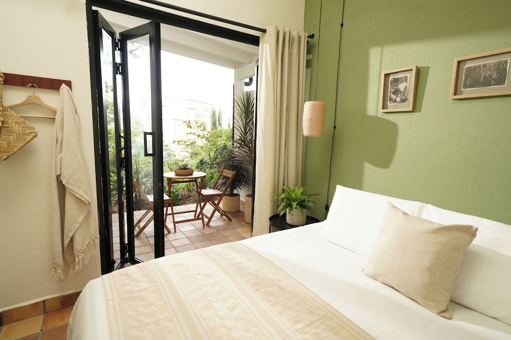 Deluxe Room, 1 King Bed, Bathtub, Garden View photo 2