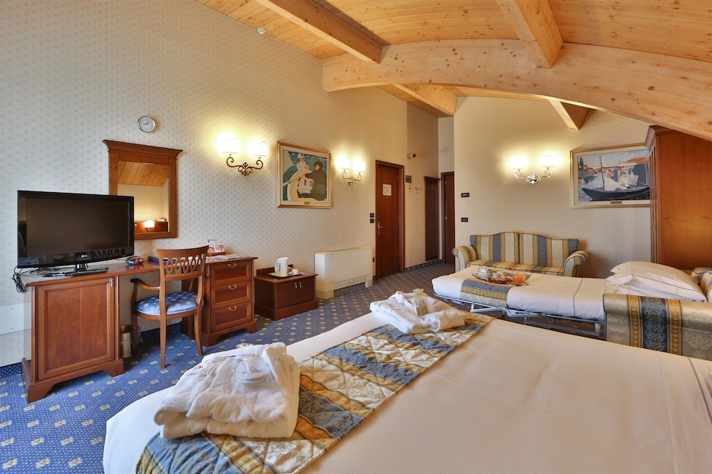 Junior Suite, Multiple Beds (with 1 Sofabed) photo 3