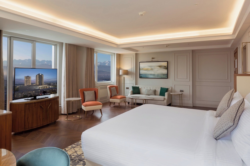 Club Junior Room, 1 King Bed, Non Smoking, City View photo 1