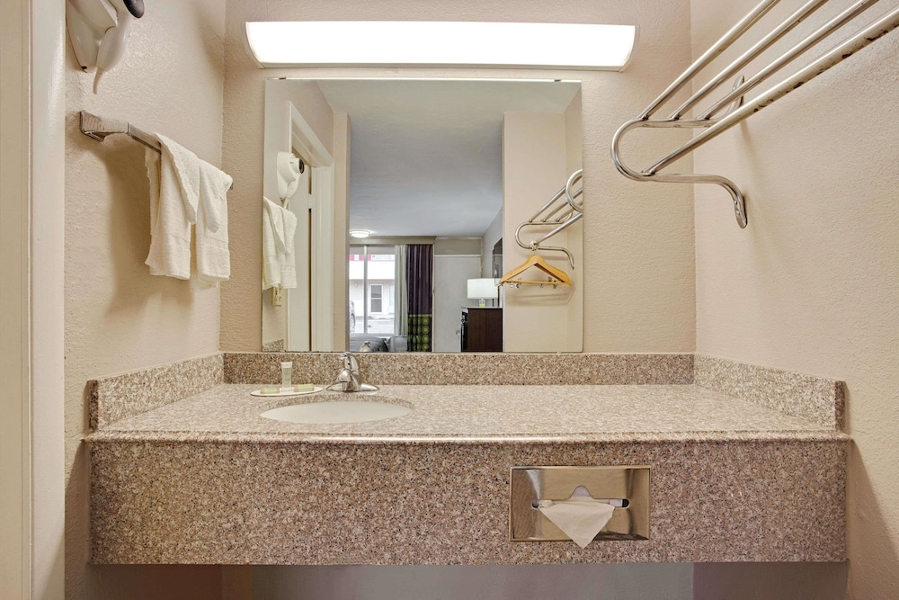 Room, Accessible photo 3