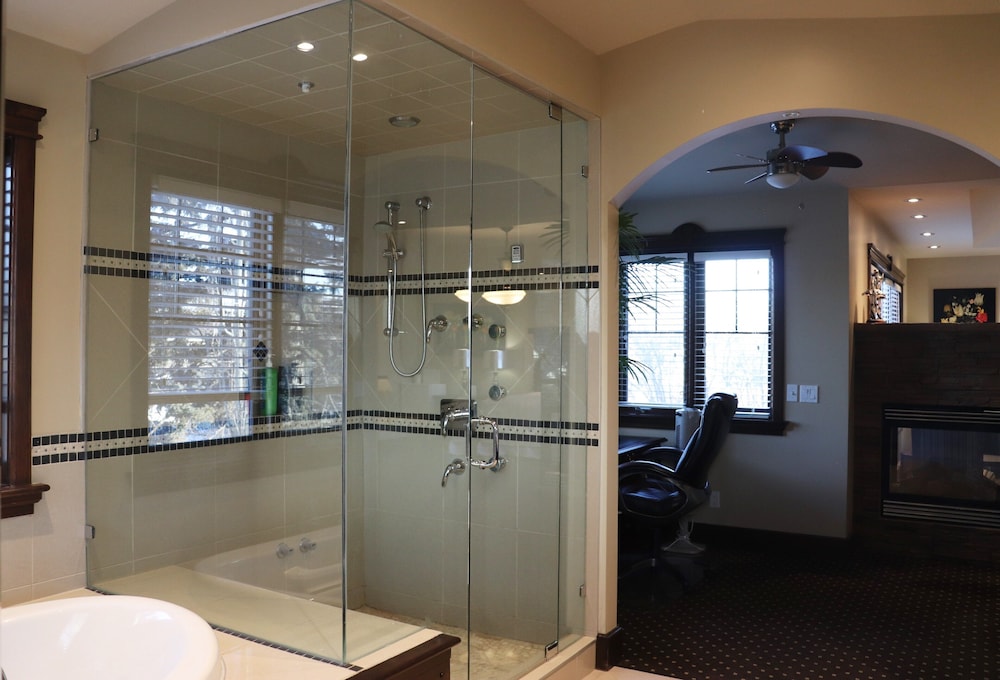 Luxury King Suite with Spa Bath, Multi-Jet Shower, and Fireplace photo 2