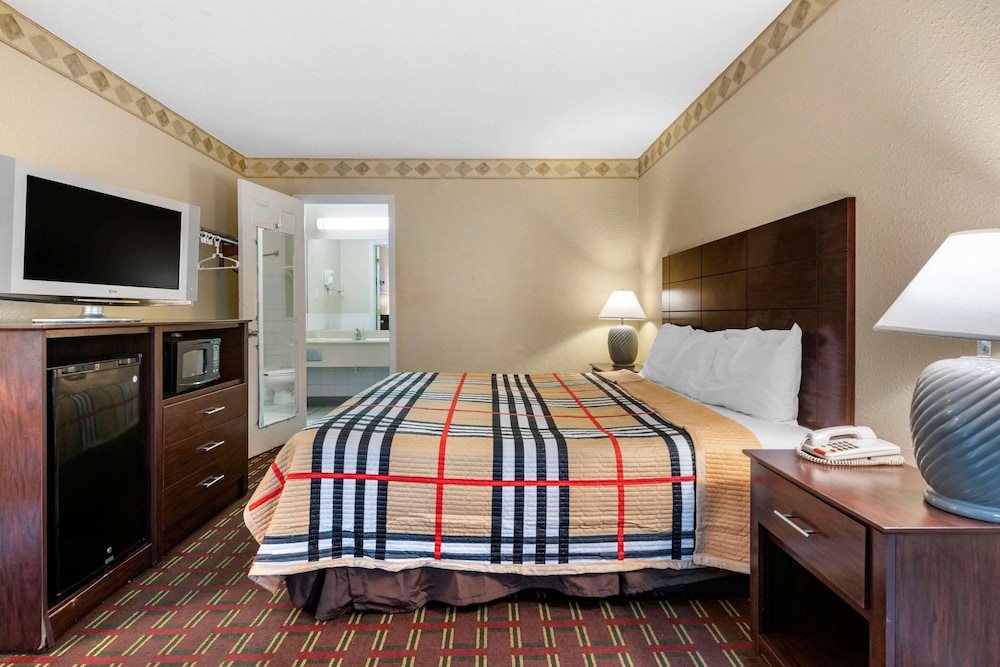 Standard Room, 1 King Bed, Non Smoking - Photo 2