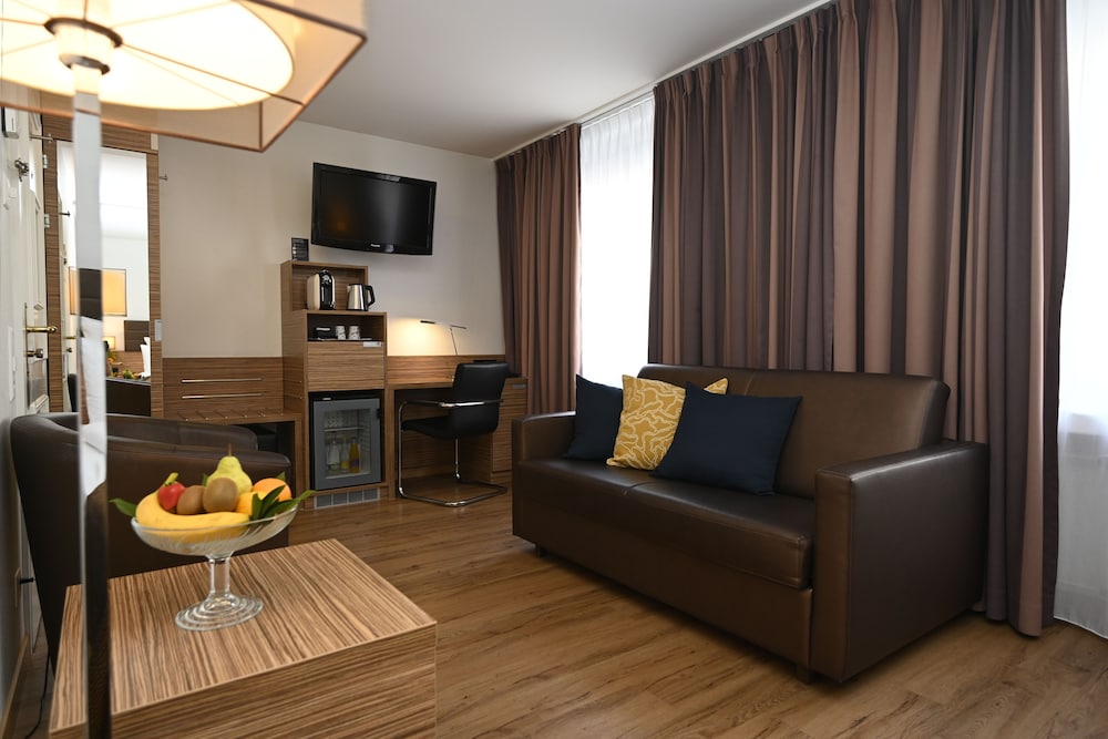 Familyroom thumbnail 5